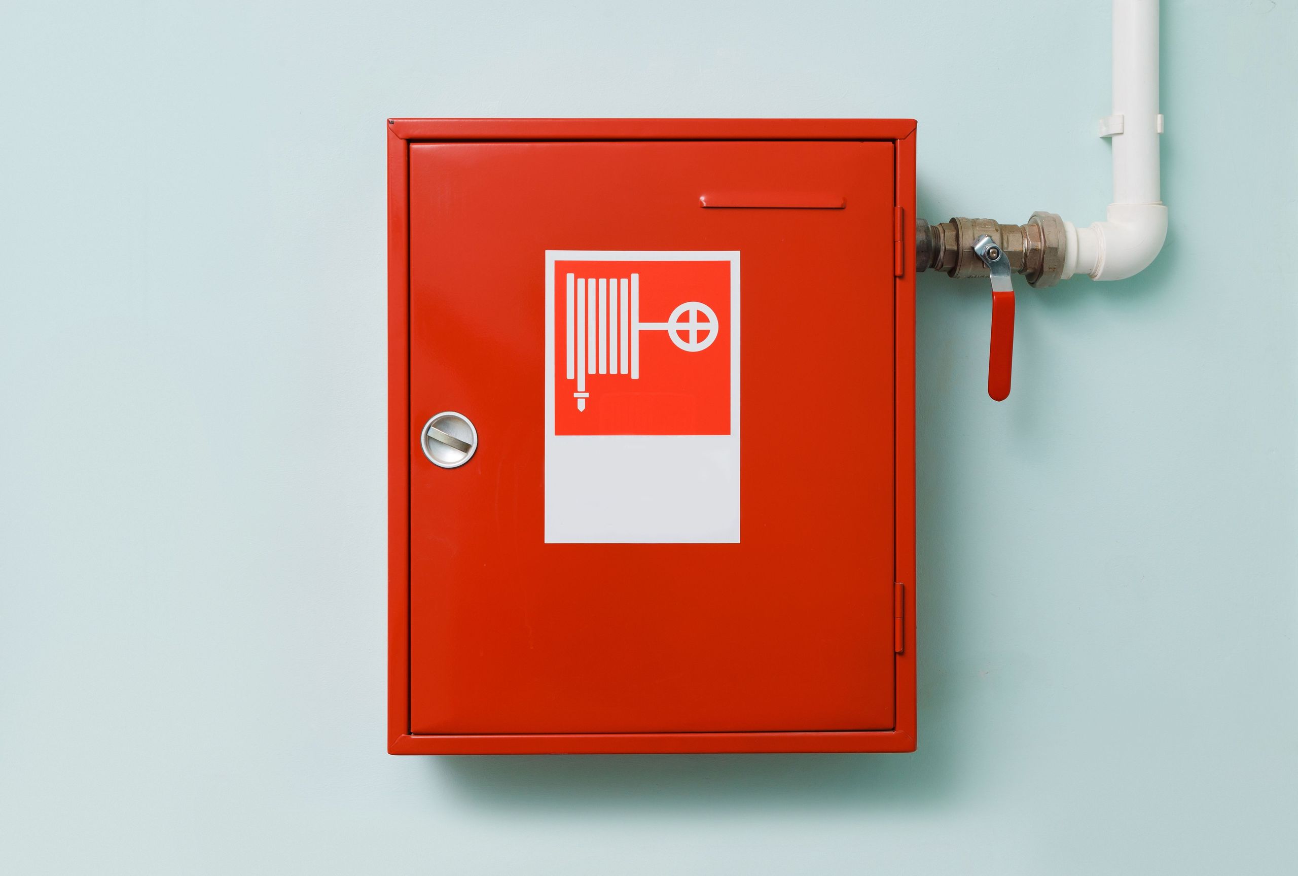 Nach DIN EN 671 und DIN 14462 müssen Wandhydranten und Löschwasserleitungen regelmäßig geprüft und instandgehalten werden. Quelle: Simone_n – stock.adobe.com