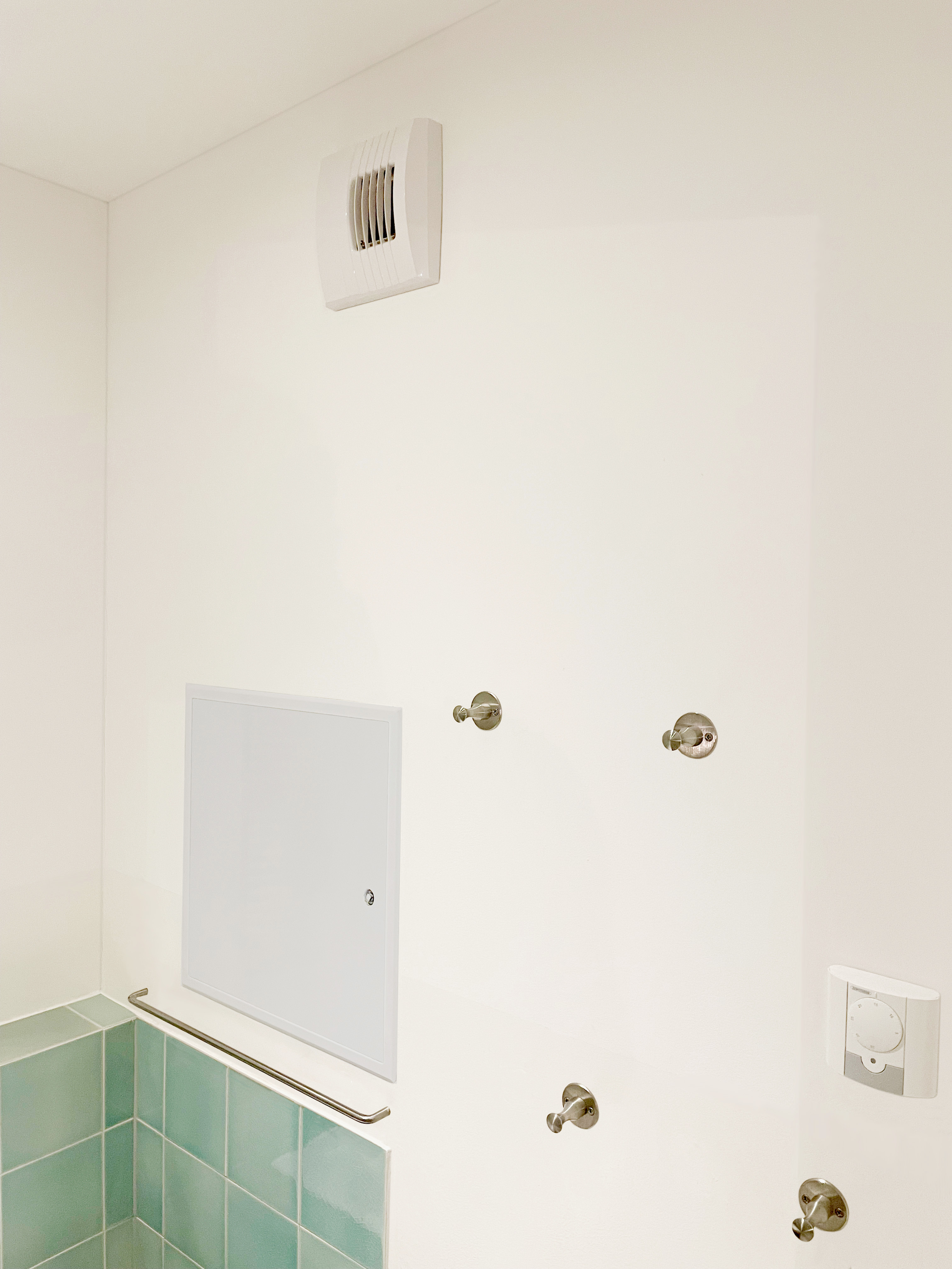 Entlüftungssystem eines fensterlosen Bades oder Bauteil einer Lüftungsanlage für die gesamte Wohnung? Von der Antwort hängt ab, welche Maßnahmen Blower-Door-Messteams für eine GEG-Schlussmessung ergreifen müssen. Quelle: FLiB
