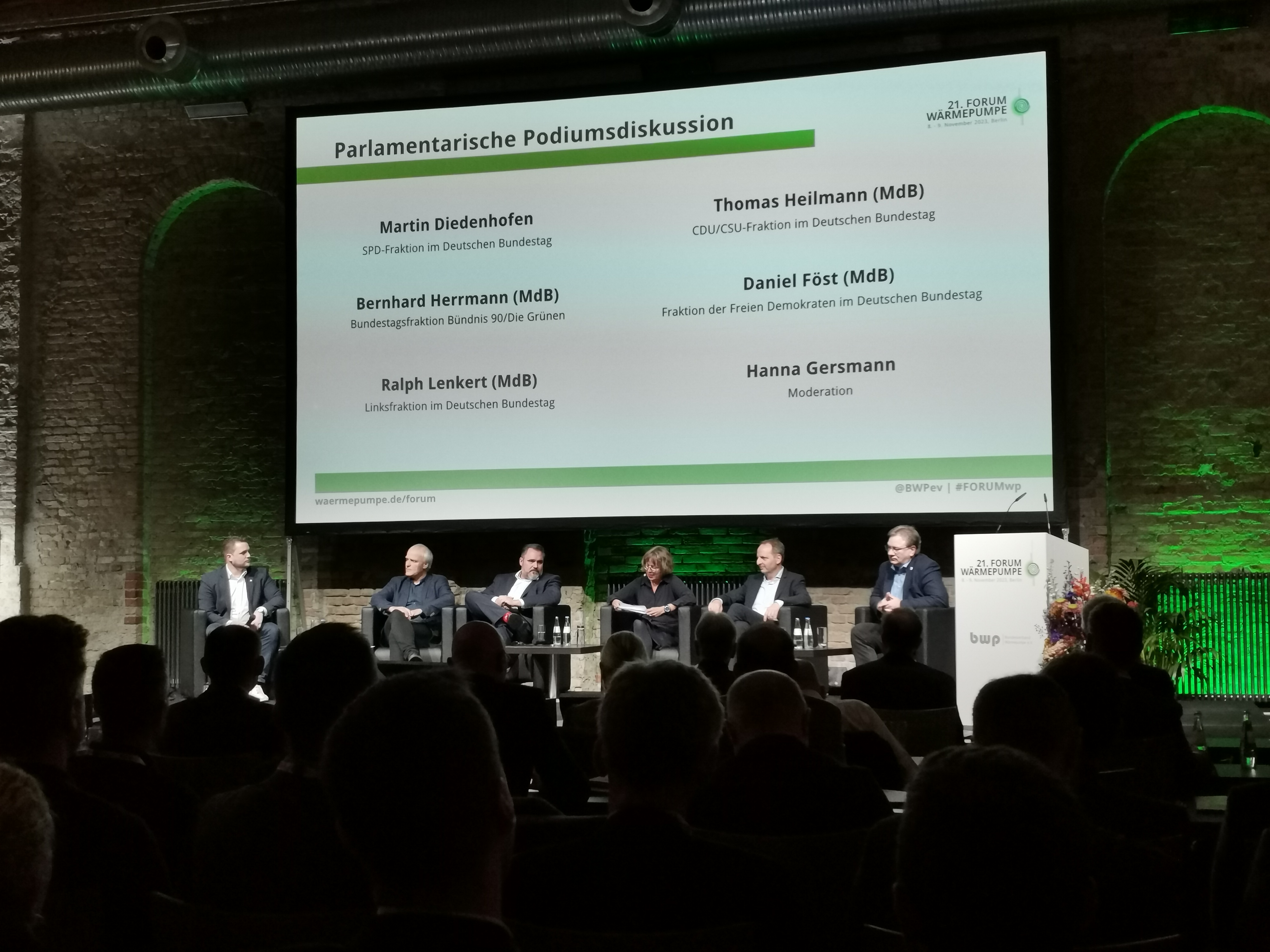 Politiker aller Fraktionen diskutieren auf dem Forum Wärmepumpe. Foto: HUSS-MEDIEN GmbH