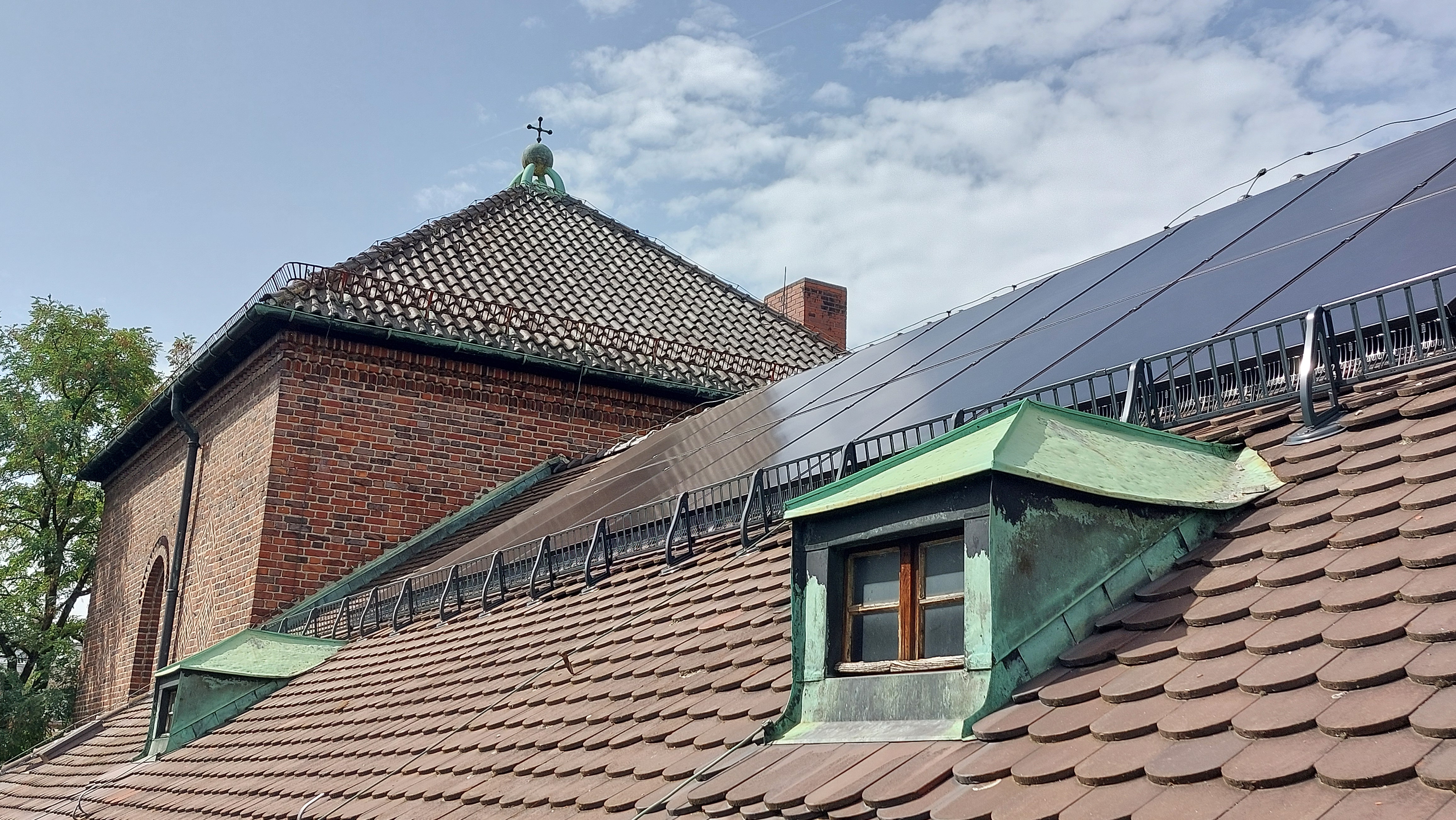 Die Photovoltaikanlage auf der Ostseite des Kirchendaches Foto: Ina Röpcke