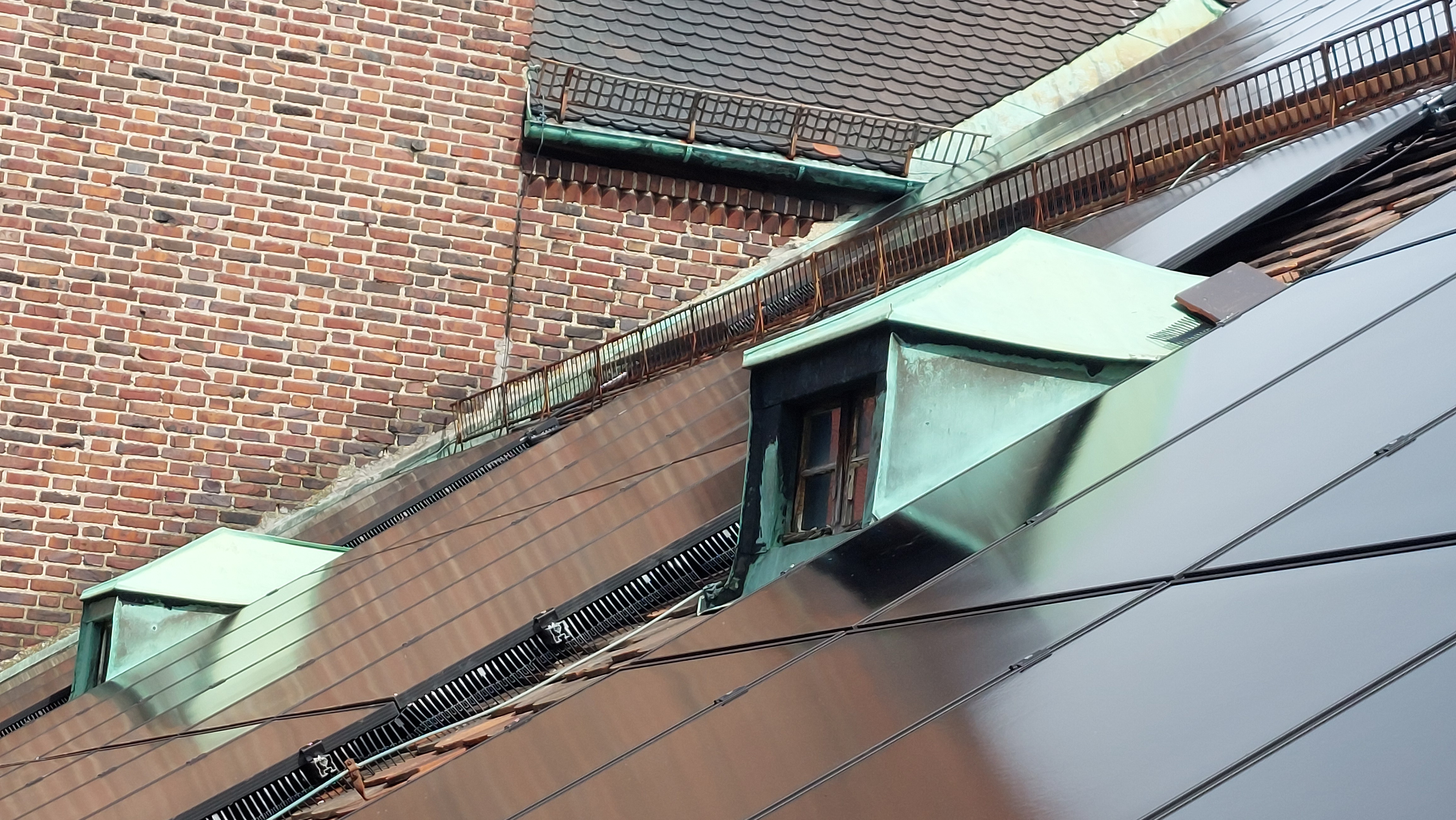 Gelungene Kombination: Dachgaube von 1931 und Solarmodule von 2026 Foto: Ina Röpcke