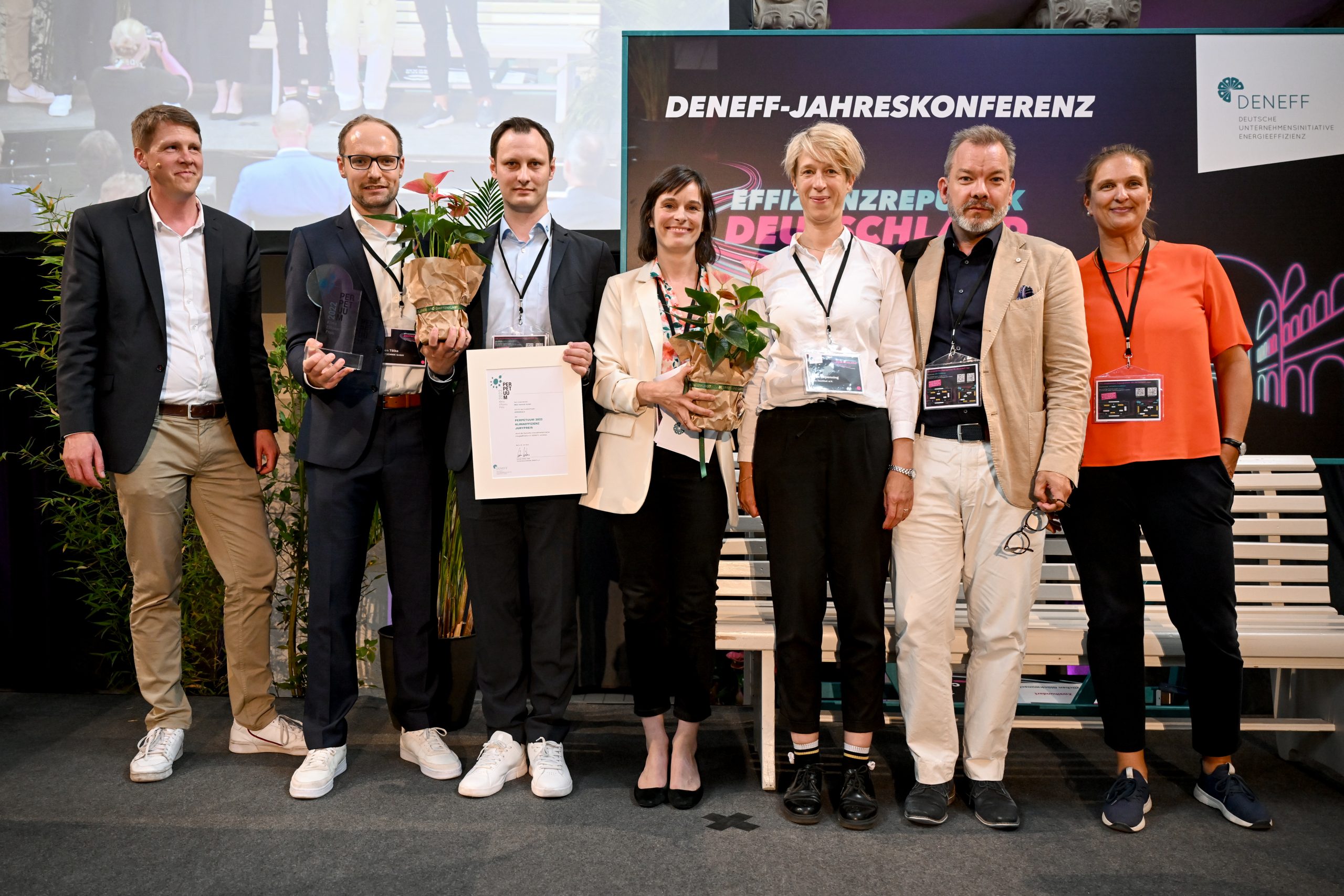 Am 30. Juni 2022 erhielt die MEZ-Technik (Vertreter Simon Tölke, zweiter von links) für das AEROSEAL®-Verfahren den Jurypreis PERPETUUM 2022. Konsequent eingesetzt lassen sich mit dem AEROSEAL®-Verfahren weltweit pro Jahr etwa eine Gigatonne CO2-Äquivalent sowie 30 bis 50 Prozent Energie in Gebäuden einsparen.