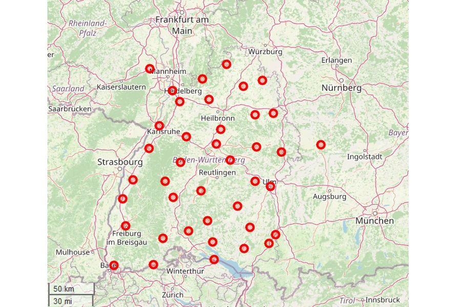 Verteilung der 40 Messstationen in der Regelzone von TransnetBW, der Abstand benachbarter Messstationen beträgt 15 km bis - 35km. Quelle: Faunhofer ISE / Map tiles by Stamen Design (https://stamen.com), under CC BY 3.0. Data by OpenStreetMap, under ODbL (https://www.openstreetmap.org/copyright)