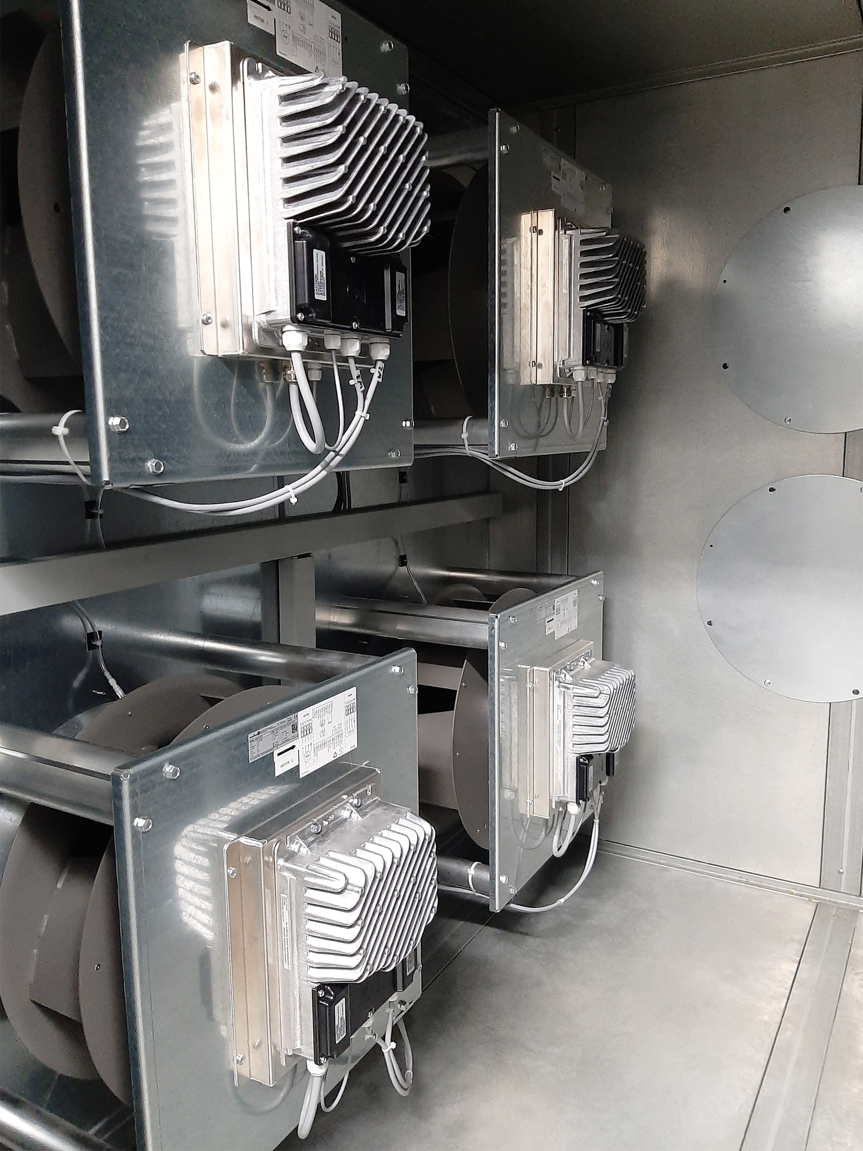 Eingebaute ECFanGrid, bestehend aus 4 Ventilatoren.