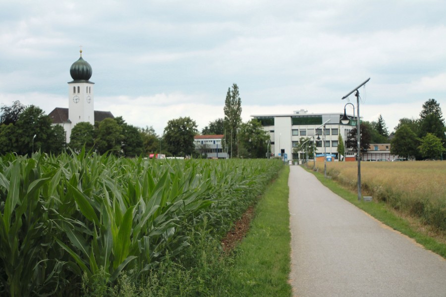 1 – Ortskern Vaterstetten – Kirche mit Rathaus Bild: Gemeinde Vaterstetten 