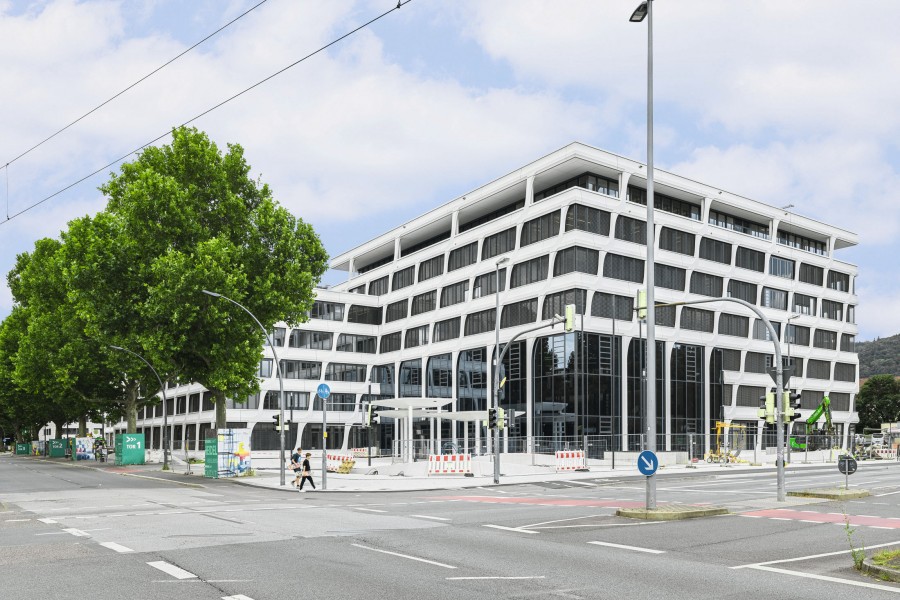 Seit dem Sommer 2020 ist dies der Hauptsitz der HeidelbergCement. Das Gebäude ist zugleich eine moderne Arbeitsstätte und ein ästhetisches Exponat für den Baustoff Beton. Die Fassadenöffnungen der dezentralen Lüftungsgeräte werden durch die Betonmodule der Gebäudehülle verdeckt und so vor Witterungseinflüssen geschützt. Bild: HeidelbergCement