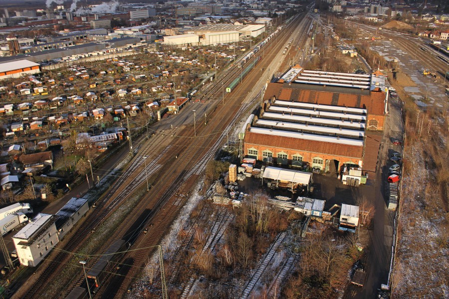 Lokhalle Freiburg vor dem Umbau. Das denkmalgeschützte Gebäudeensemble beherbergt heute den „Kreativpark“ mit attraktiven Büroflächen, dazu kommen Ende 2021 eine Gastronomie und ein Softwareunternehmen. Das Regenwasser von Dach- und Hofflächen wird zu 100 % unterirdisch behandelt und versickert. Bild: Lokhalle Freiburg
