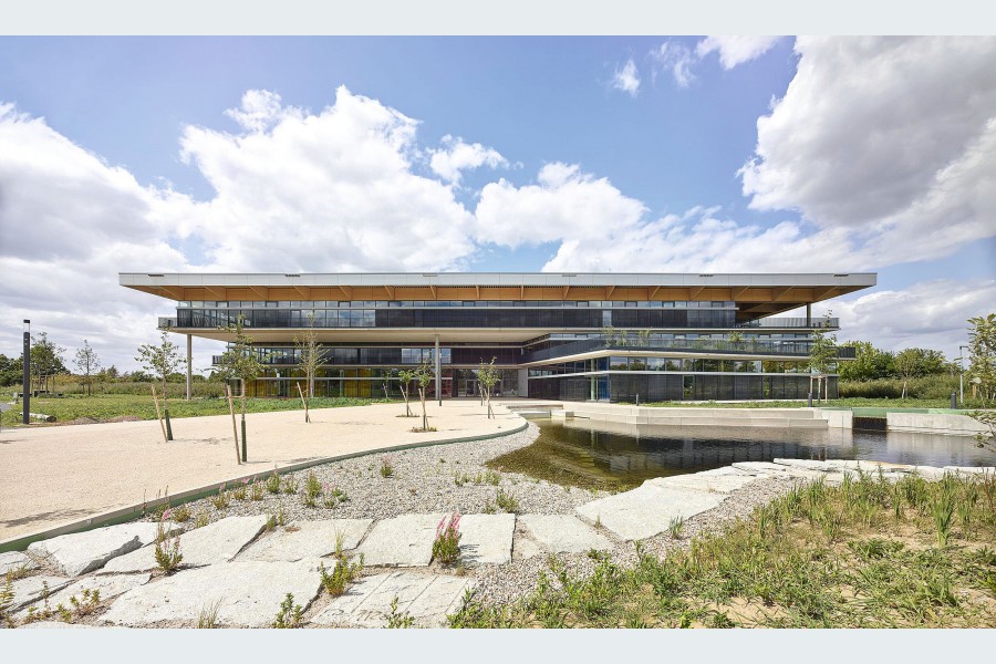 Das Firmengelände von Promega Corporation überzeugt mit einer öffentlich zugänglichen Parkanlage und einem gigantischen Dach mit besonderer Funktionalität. Bild: Roland Halbe 
