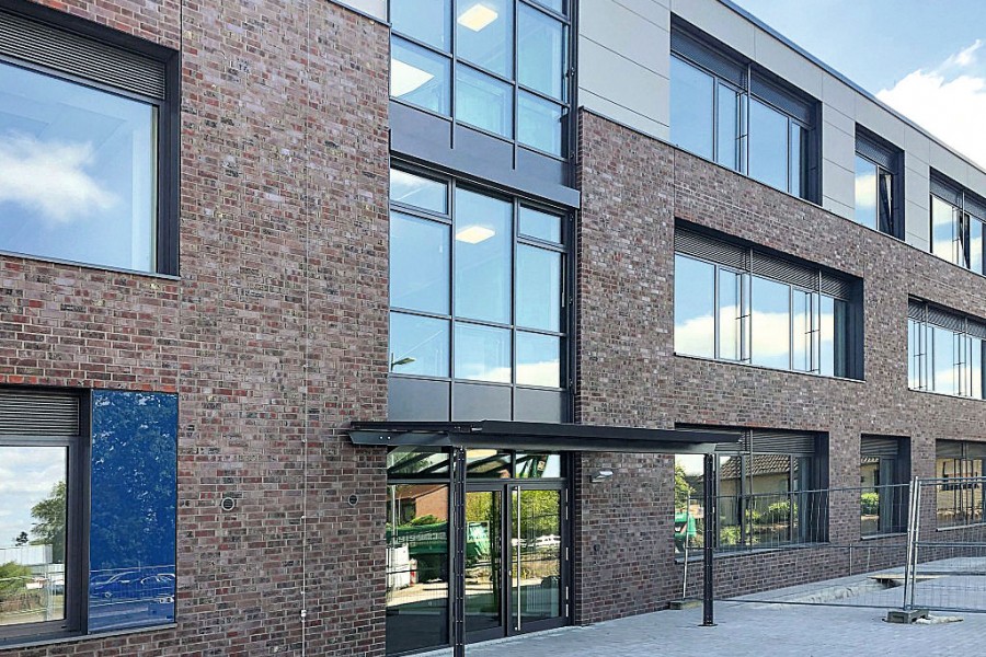 Der Neubau von Trakt F der berufsbildenden Schule in Wildeshausen ist bereits bezogen. Helle, moderne Räume schaffen beste Lehr- und Lernverhältnisse, während die Lüftungsgeräte von Airflow für optimales Raumklima sorgen. Bild: Airflow Lufttechnik 