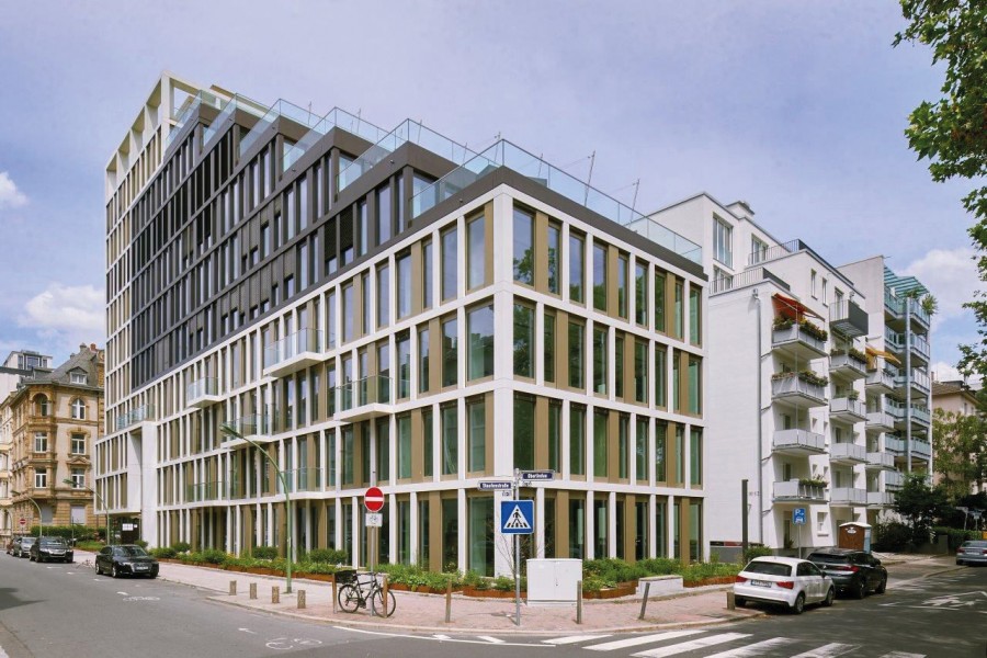 Das neuentstandene Bürohaus „Morrow“ mit seinen Dachterassen. Bild: © Art-Invest Real Estate Management GmbH & Co. KG