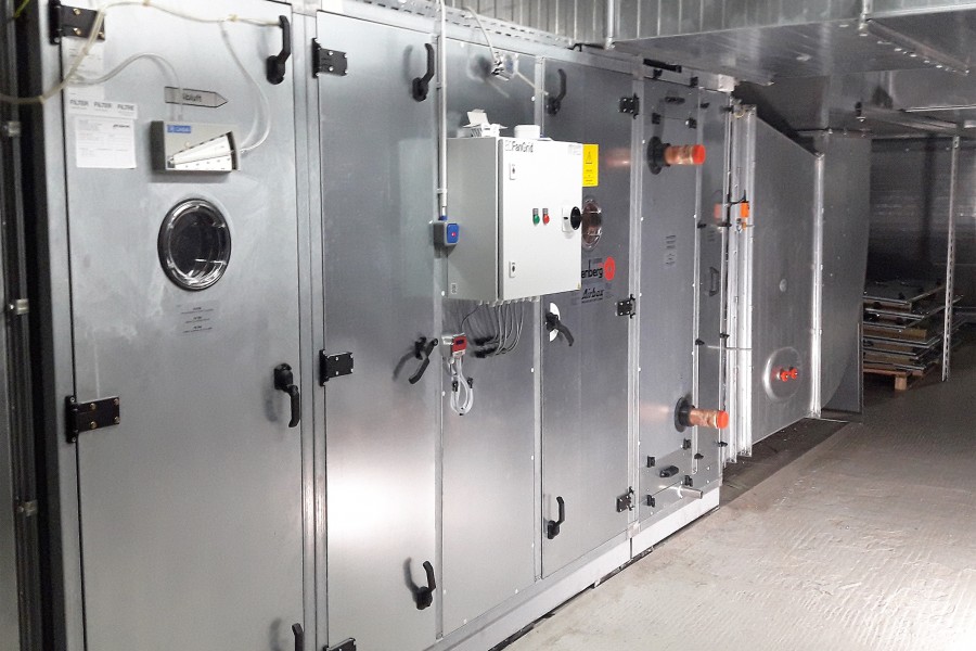 Eine der drei Anlagen nach dem Umbau. Im nächsten Schritt wird die Hydraulikstation an das Register angeschlossen. Bild: Rosenberg Ventilatoren GmbH