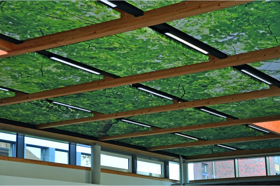 Design und Funktion Hand in Hand: Heiz-Kühl-Decken mit Stoffbespannung in jeder gewünschten Form, etwa als „Blätterdach“ für die Mehrzweckhalle des Gymnasiums Antonianum - Quelle: Best GmbH, Isernhagen