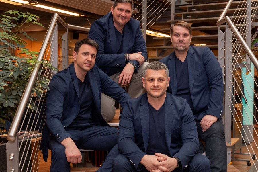 Das Führungsteam von Qvantum Deutschland: Geschäftsführer Wolfgang Herold (vorne), Thomas Troschitz - Leiter Technik (links), Werner Stapf - Leiter Marketing (hinten Mitte), Dominik Hübner - Leiter Service (rechts) - Bild: Qvantum Energietechnik GmbH