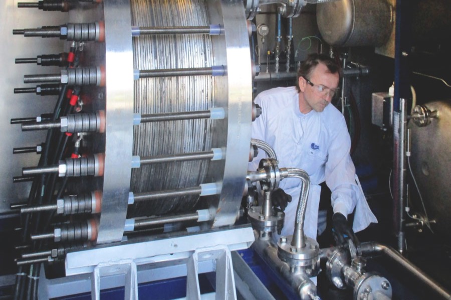 Forscher am ZSW-Teststand für alkalische Druckelektrolyse-Blöcke mit einer elektrischen Leistung bis rund 100 Kilowatt. Quelle: ZSW