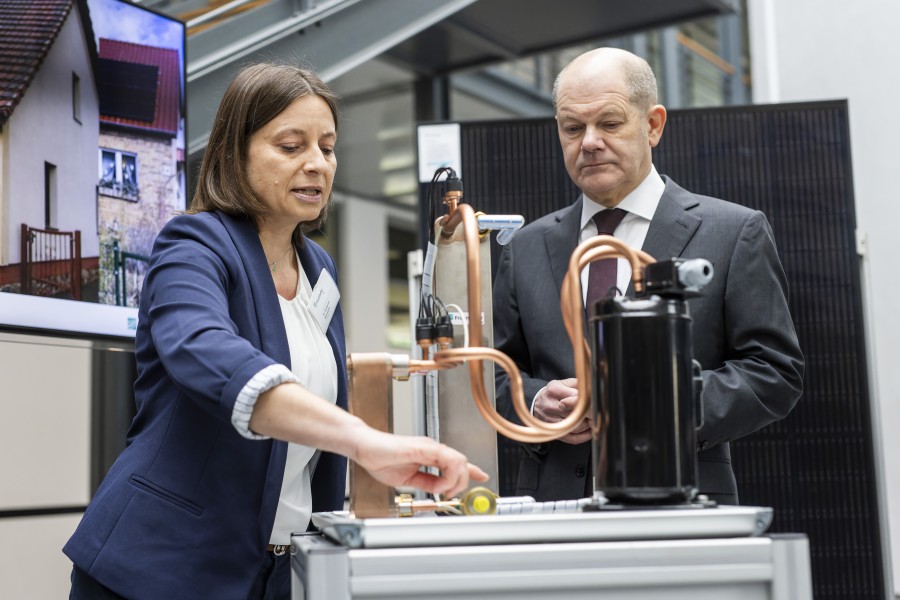 Dr. Katharina Morawietz, Gruppenleiterin Thermische Integration, erläutert Bundeskanzler Olaf Scholz eine am Fraunhofer ISE entwickelte Wärmepumpe mit dem umweltfreundlichen Kältemittel Propan. Quelle: Fraunhofer ISE / Foto: Philipp von Ditfurth