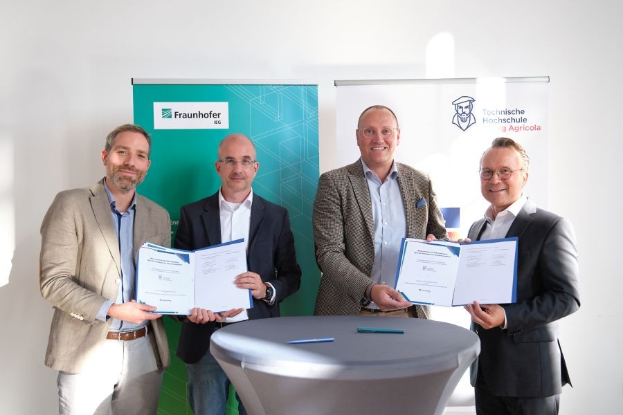 Die Partner unterschrieben am Rande der NRW-Geothermiekonferenz ihr MoU. v.l.n.r.: Dr. Florian Hahn, Leiter Bergbaufolgenutzung am Fraunhofer IEG, PD Dr. Frank Sachse Leiter „Innovation und Transfer" am Fraunhofer IEG, Ulrich Wessel, Geschäftsführer der DMT, der DMT-Gesellschaft für Lehre und Bildung, Prof. Dr. Christian Melchers, Vizepräsident für das Forschungszentrum Nachbergbau. Bild: P. Lehmann/NRW.Energy4Climate