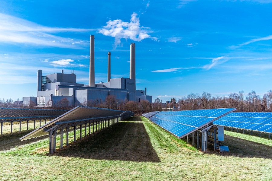  Solaranlage unter Sonnenstrahlen neben einem Kraftwerk - Quelle: stock.adobe.com/By Andy Ilmberger