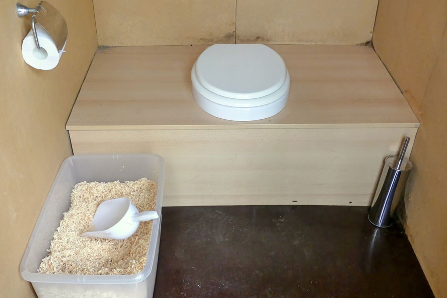Komposttoiletten und Trockentrenntoiletten arbeiten geruchlos, wenn eine feuchtigkeitsaufnehmende Streu, wie z.B. Sägespäne eingesetzt wird und sie mit einer sinnvollen Luftstromführung stromlos entlüftet werden. Bild: stock.adobe.com/steve