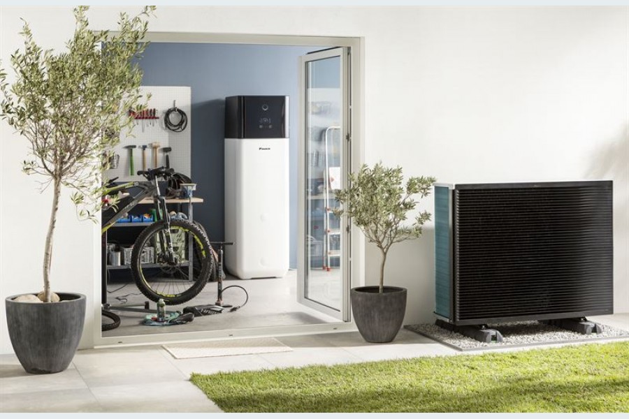 Für das Innengerät der Daikin Altherma 3 H MT besteht die Wahl zwischen drei verschiedenen Serien: Einem Kombi-Standgerät der Serie ECH₂O mit integriertem Wärmespeicher, dem Standgerät der Serie F mit integriertem Trinkwasserspeicher und einem Wandgerät der Serie W. Quelle: Daikin