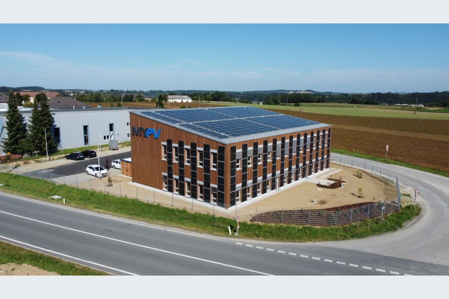 Umgekehrtes Konzept: Die Solarmodule gaben die Gestaltung der Außenfassade vor. Quelle: my-PV GmbH