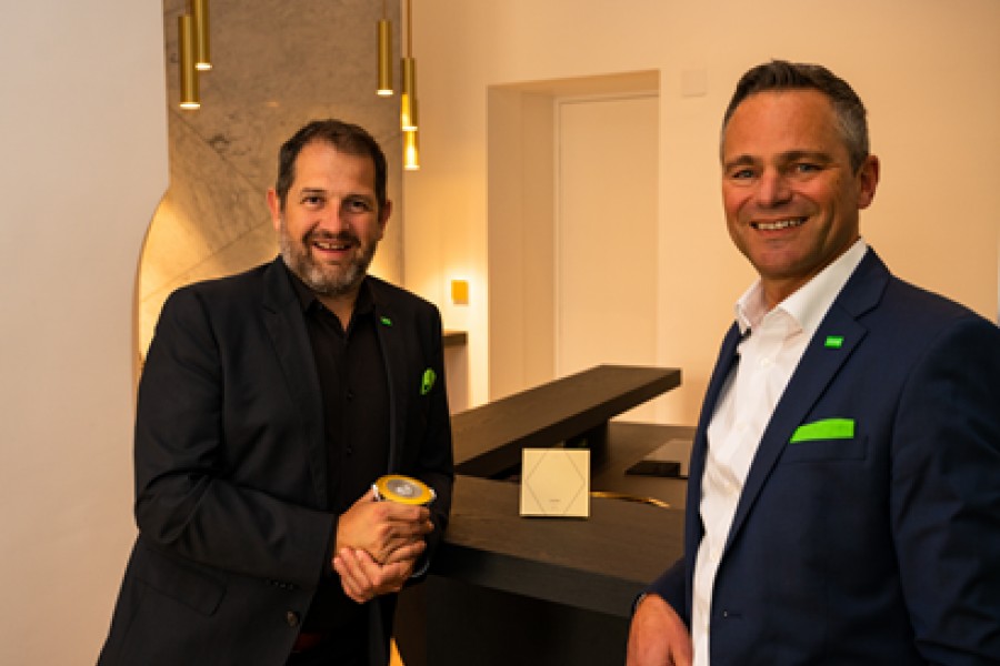 (v.l) Thomas Moser, Mitinhaber Loxone und Rüdiger Keinberger, CEO, bei der Eröffnung des neuen Loxone Office und Experience Center in Wien