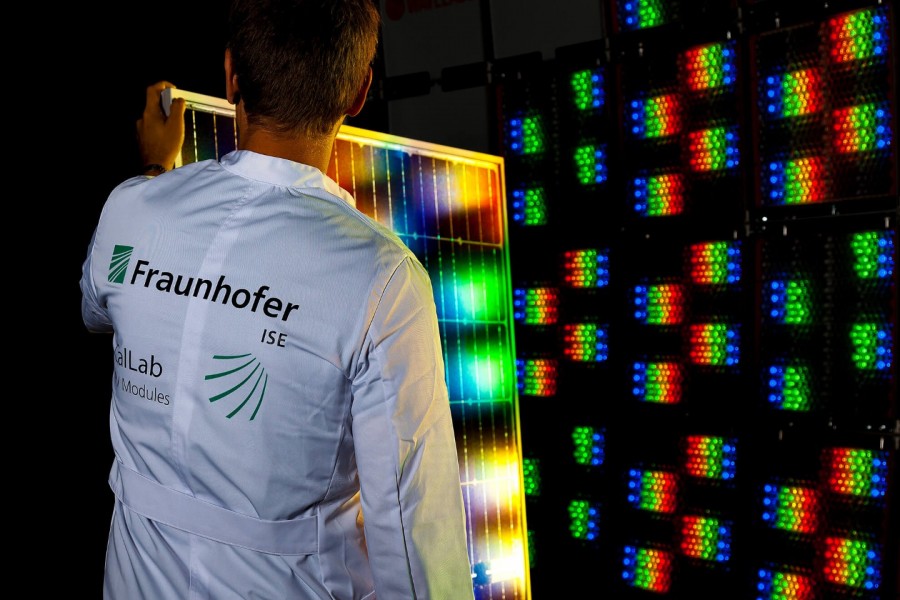 Der Sonnensimulator im CalLab PV Modules des Fraunhofer ISE vermisst Perowskit-Silicium-PV-Zellen im Labormaßstab bis hin zum PV-Modul. Bild: Fraunhofer ISE