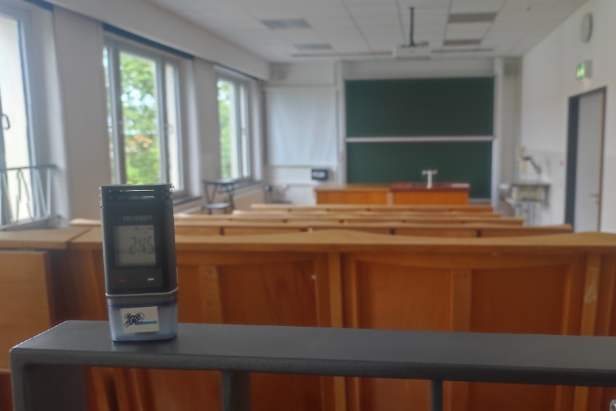 CoolSaxony: Messgerät bei einem Probeaufbau in einem Hörsaal der TU Bergakademie Freiberg. An über 60 Schulen, Kindergärten und Wohngebäuden in Sachsen erfasst das Projekt-Team seit 2025 Raumtemperatur und Luftfeuchtigkeit. Foto: TU Bergakademie Freiberg 