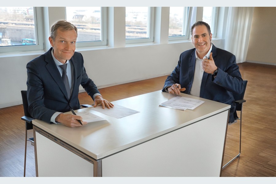 Bei der Vertragsunterzeichnung: Charles Hertoghe, Business Development & Strategy Vice-President, ENGIE Thermal & Supply Europe (li.), und Thore Lapp, Leiter der Business Unit Green Energy and Sustainability bei TÜV SÜD. Bild: TÜV SÜD