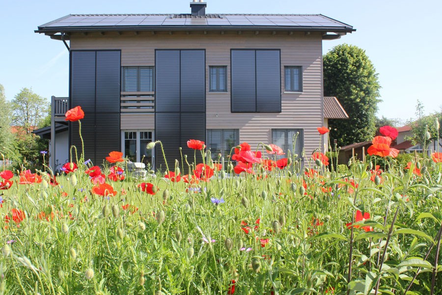 Mit großen Solarthermie-Anlagen an der Fassade lassen sich auch im Winter hohe solare Deckungsgrade erreichen. Quelle: Solarthermie-Jahrbuch / Ina Röpcke 