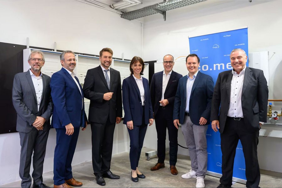 Beim Startschuss für das Innovationsprojekt: Franz-Josef Johann (Stadtwerke Saarbrücken), Frank Ackermann (Stadtwerke Saarbrücken Netz), Uwe Conradt (Oberbürgermeister Saarbrücken), Jeanne Forget, Johannes Hauck, Dr. Torsten Hager von der Hager Group. Foto: Hager