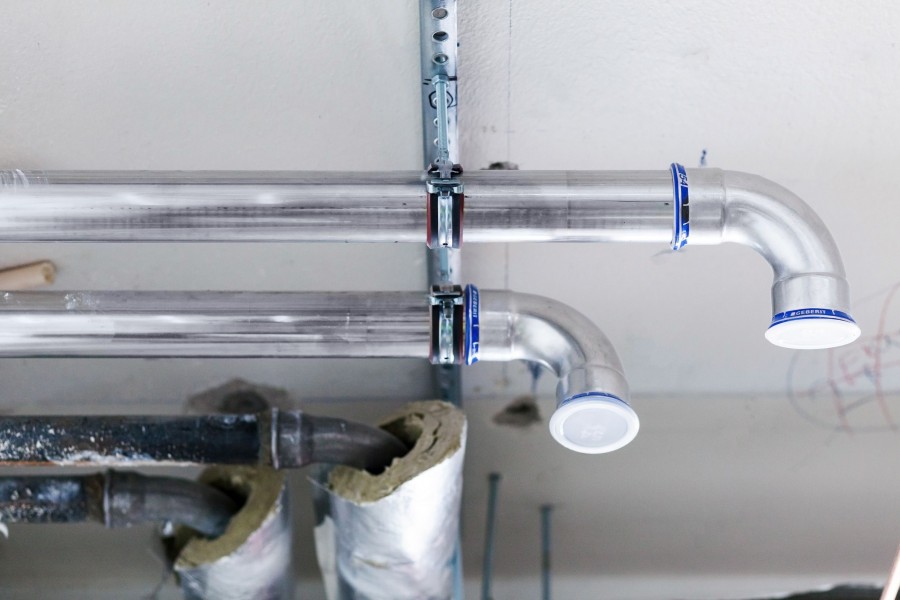 Sobald wieder einwandfreies Wasser zur Verfügung steht, empfiehlt Geberit Installateuren als erste Sofortmaßnahme durchnässte Dämmungen zu entfernen und zu entsorgen, da bei niedrig legierten Rohren sonst Schäden durch Korrosion auftreten können. - Quelle: Geberit