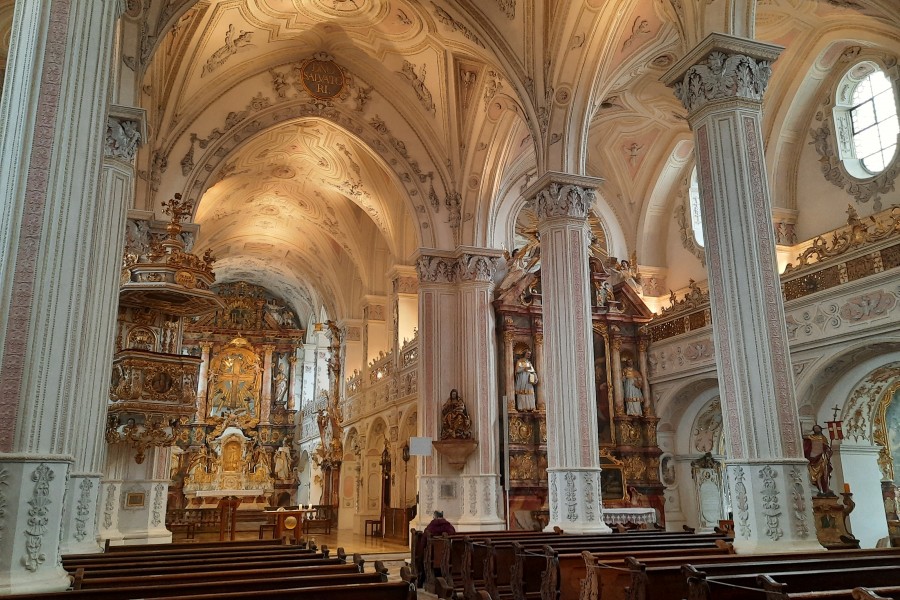 Mittelschiff der Heilig-Kreuz-Kirche Polling. Quelle: Moonich