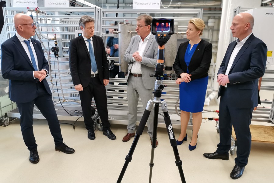 Vor Ort traf Minister Habeck den Regierenden Bürgermeister von Berlin, Kai Wegner, und die Senatorin für Wirtschaft, Energie und Betriebe, Franziska Giffey. Innungs-Geschäftsführer Andreas Koch-Martin (mi.) und Obermeister Andreas Schuh (re.) erläutern die Ziele des Kompetenzzentrums und die Technik der Wärmepumpe. Bild: HUSS MEDIEN