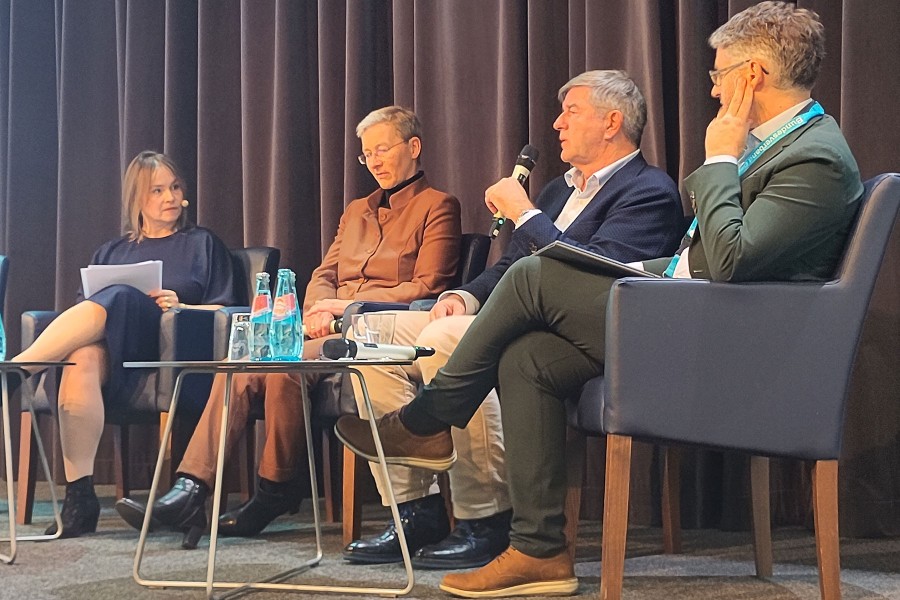 v.l.n.r.: Sarah Borufka, Leiterin Kommunikation beim Bundesverband Geothermie, im Gespräch mit Stephanie von Ahlefeldt, Ministerialdirektorin beim Bundesministerium für Wirtschaft und Energie, Prof. Dr.-Ing. Ingo Sass, Leiter der Sektion Geoenergie am GFZ Helmholtz-Zentrum für Geoforschung, und Gregor Dilger, Geschäftsführer des BVG. Bild: media2business GmbH