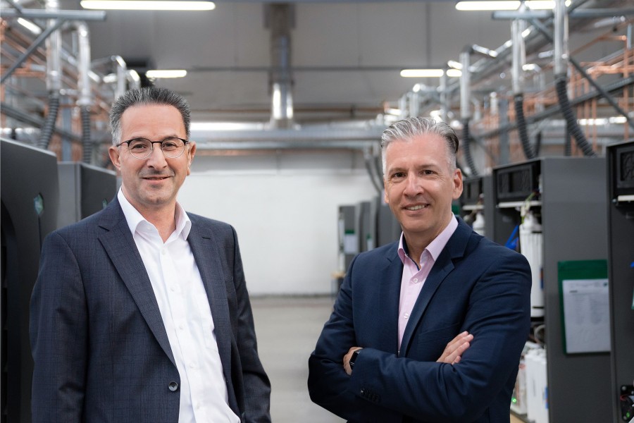 Jörn Hedtke, verantwortlicher Sortimentsmanager der GC-Gruppe mit Matthias G. Adler, CSO der Solidpower Gruppe Quelle: Solidpower 