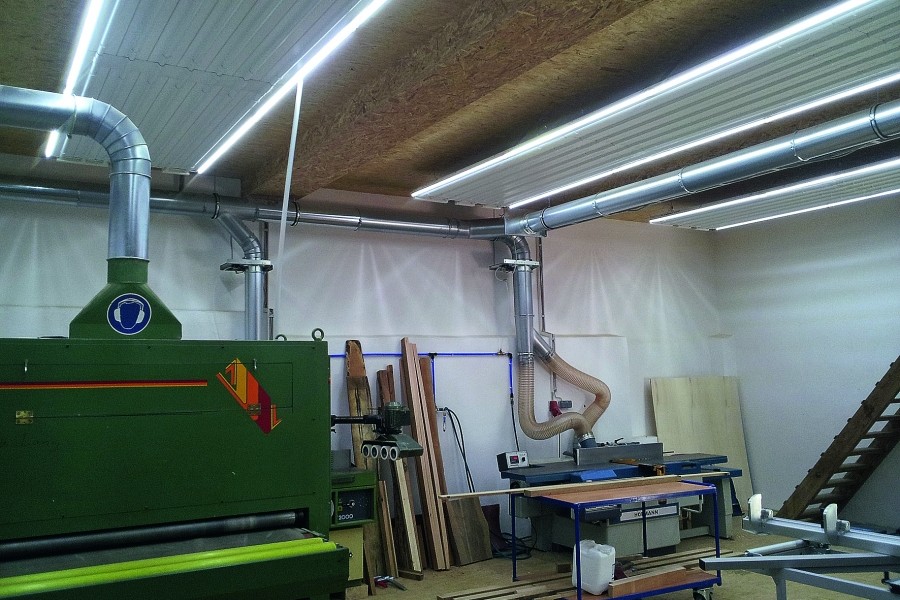 Anwendungsbeispiel Schreinerei: Deckenstrahlplatten mit LED-Beleuchtung bieten optimale Arbeitsbedingungen. Quelle: RMBH GmbH, Herrieden