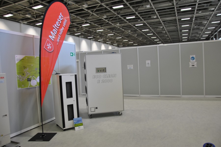 Seit 2. Juni 2021 produzieren zwei ECO CLEAN Geräte gesunde Luft in Teilbereichen des Impfzentrums: ECO CLEAN 600 (li.) und ECO CLEAN 2000 (re.) im Berliner Impfzentrum. Quelle: Steinicke