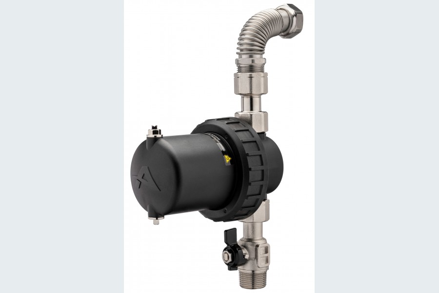 Der neue Magnetitfilter „MagnaClean Atom2“ von Adey ist mit einem Flexschlauch ausgestattet. Quelle: Adey