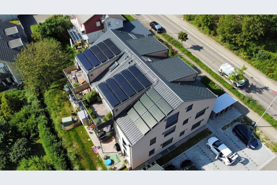 PVT-Kollektoren vereinen die Vorteile einer Photovoltaik- und einer Solarthermie-Anlage indem sie sowohl Strom als auch Wärme aus der Sonnenstrahlung und zusätzlich aus der Luft gewinnen. Damit nutzen sie die vorhandene Fläche über einen patentierten Wärmetauscher auch auf der Unterseite und damit auf dreifache Weise. Quelle: Consolar GmbH