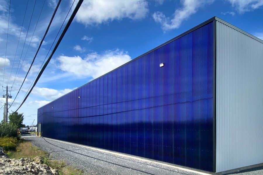Blau gleich grün! Die neuen solarSchwank Systeme nutzen die Kraft der Sonne und heizen klimaneutral. Die solaraktive, selektive Oberfläche schimmert in der typisch blauen Farbe. Quelle: Schwank