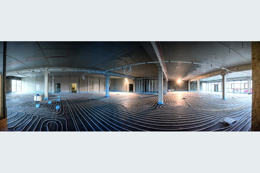 Mit dem neuen Tackersystem für die Gebäudesanierung lassen sich Systemplatte und Heizrohr bei jeder Raumgeometrie einfach und Zeit sparend verlegen. Quelle: Stefan Löser, Löser + Anspach GmbH, Koblenz