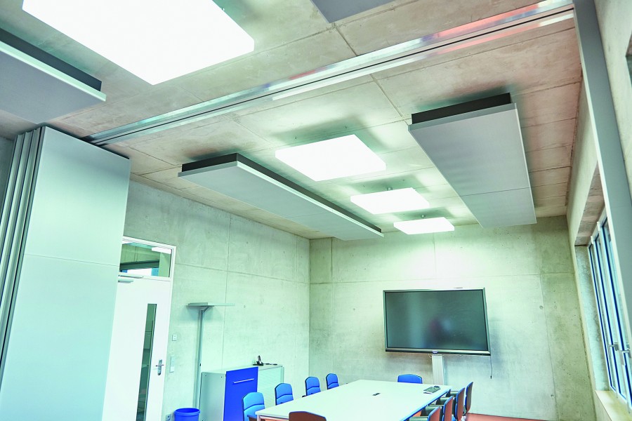 Besonders in modernen Büros mit „harten“ Schallflächen bewähren sich die perforierten Deckensegel Typ Smartline in Verbindung mit Akustik-Volumenabsorbern. Quelle: Frenger Systemen BV Heiz- und Kühltechnik GmbH