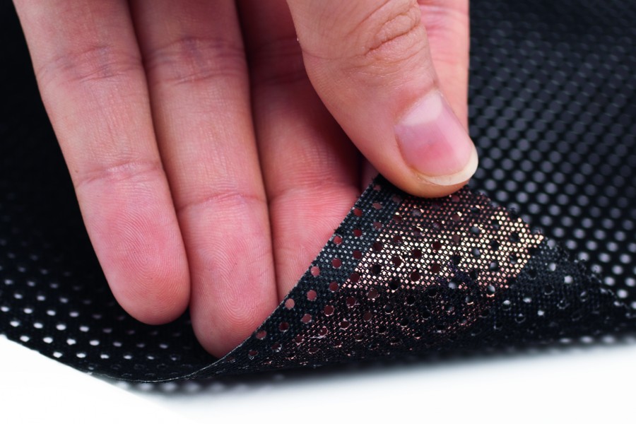 Mit ihrer geringen Aufbauhöhe von 0,5 mm und einem Gewicht von 120 g/m² ist sie schnell in Fußböden, Wänden oder Decken eingebaut. Quelle: Lofec