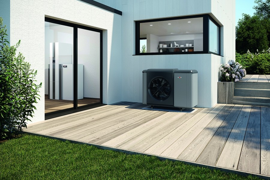 Angenehme Wärme im Winter und sanfte Kühlung im Sommer über die Fußbodenheizung. Die CHA-Monoblock, hier als kompakte Haustechnikzentrale (Wärmepumpencenter CHC-Monoblock und zentrale Wohnraumlüftung CWL-T-30) abgebildet, ist sehr leise. Quelle: Wolf GmbH