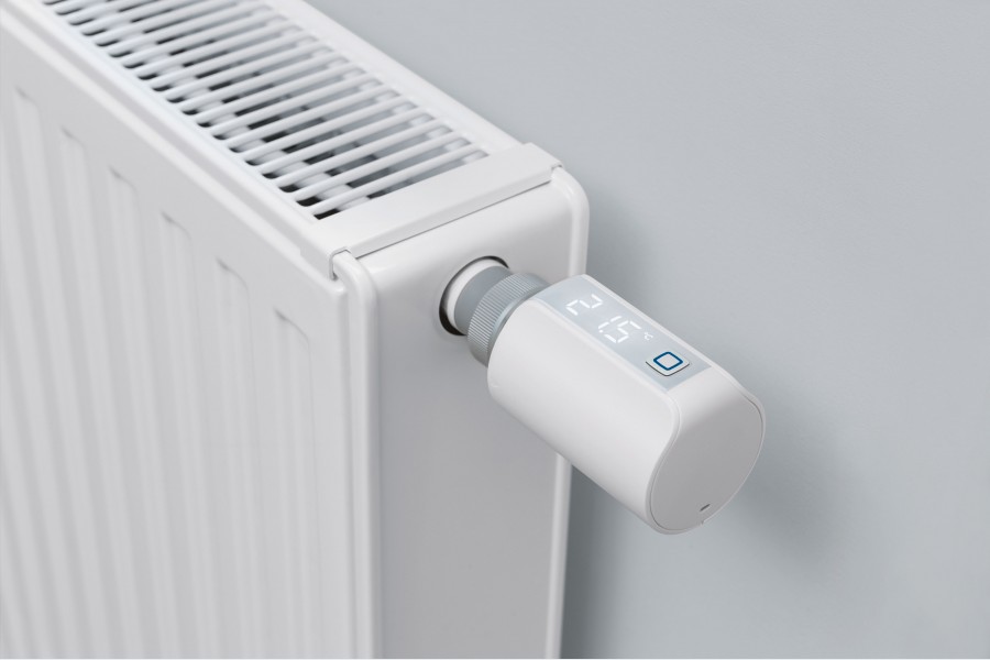 Das kontraststarke LED-Display des Homematic IP Heizkörperthermostats – Evo lässt sich je nach Montagerichtung drehen – ganz einfach über die Homematic IP App. Quelle: eQ-3