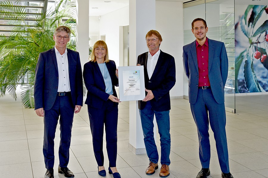 Dr. Peter Arens, Senior Consultant Hygiene Manager der Schell GmbH & Co. KG, Andrea Bußmann, Managing Director der Schell GmbH & Co. KG, BTGA-Hauptgeschäftsführer Günther Mertz und Stefan Tuschy, technischer Referent des BTGA, bei der Übergabe der Mitgliedsurkunde in Olpe (v.l.n.r.) Foto: Guido Kaufmann / Schell GmbH & Co. KG