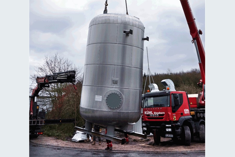 Der Dehoust Pufferspeicher wird zur Montage angeliefert. Quelle: GP Joule Think GmbH & Co. KG