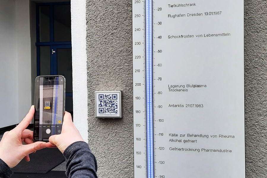 Der QR-Code neben dem Thermometer verweist auf die Homepage des ILK. Foto: ILK