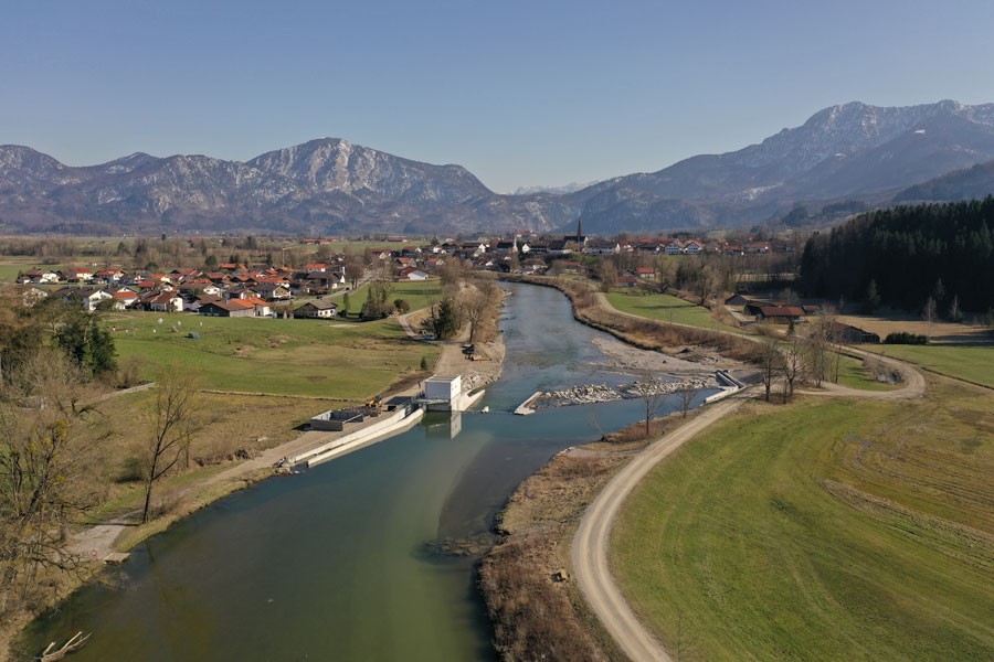  Weltweit erstes Schachtkraftwerk in der Loisach bei Großweil. Die Turbinen und Generatoren befinden sich in zwei Schächten, die vor der Rampe in das Flussbett gebaut wurden. Am Ufer steht ein Technikhäuschen. An beiden Uferbereichen befinden sich Fischtreppen. Das Schachtkraftwerk wurde an der Technischen Universität München (TUM) entwickelt, die Pilotanlage wird von der Wasserkraft Großweil GmbH betrieben. Quelle: Frank Becht / TUM 