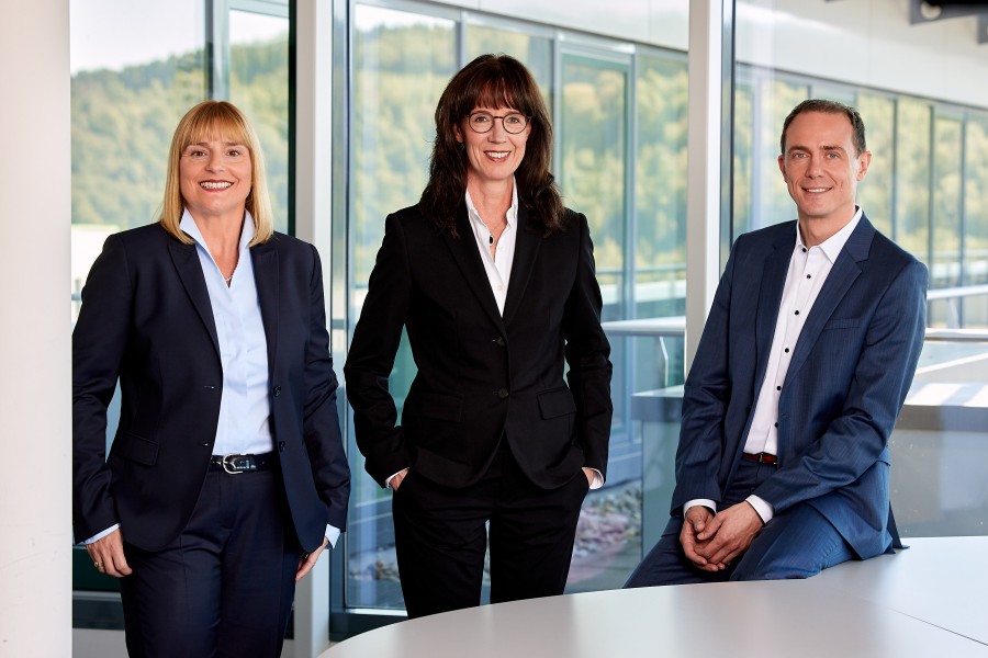 Auf Erfolgskurs: Von links nach rechts: Andrea Bußmann (Vertrieb, Marketing und Produktmanagement), Andrea Schell (Gesellschafterin und Geschäftsführerin Finanzen und Personal), Andreas Ueberschär (Technik und Produktion). Quelle: SCHELL GmbH & Co. KG
